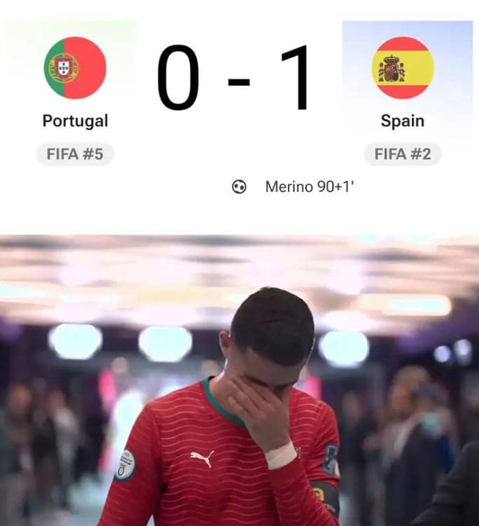 Pemain Portugal menunduk kecewa setelah timnya kalah 0-1 dari Spanyol dengan gol penentu di menit akhir pertandingan.