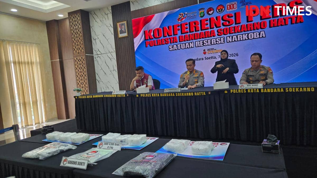 Konferensi pers Polresta Bandara Soekarno-Hatta menampilkan sejumlah pejabat kepolisian dan barang bukti sabu yang berhasil diungkap.
