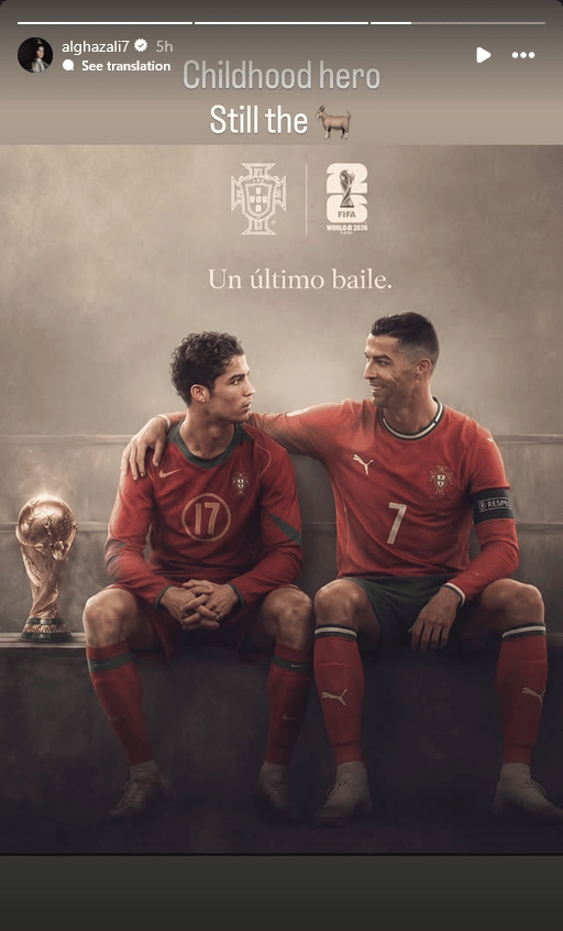 Dua pemain tim nasional Portugal duduk berdampingan mengenakan seragam merah dengan trofi Piala Dunia di samping mereka.