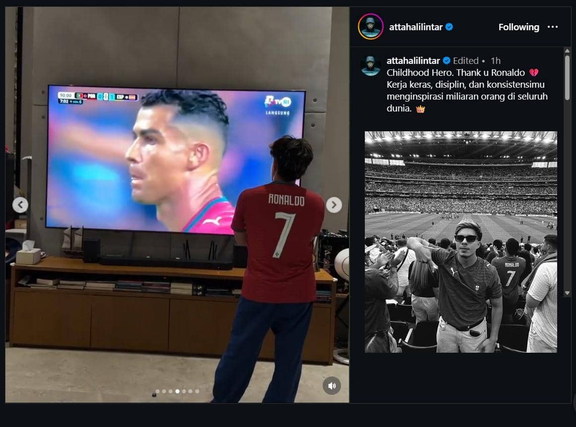 Seorang pria mengenakan jersey bernomor 7 bertuliskan Ronaldo berdiri di depan televisi besar yang menayangkan pertandingan sepak bola.