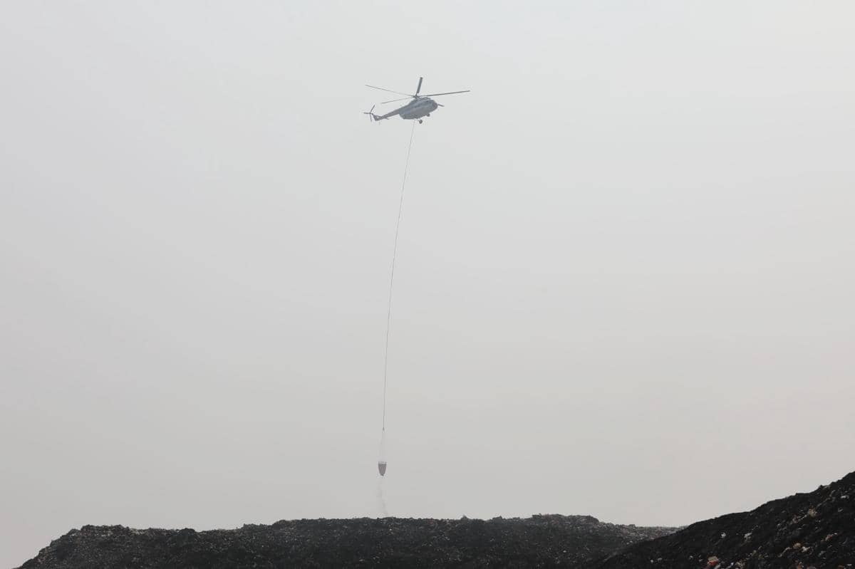 Helikopter water bombing melaksanakan pemadaman kebakaran TPA Jatiwaringin melalui udara pada Senin (6/7).