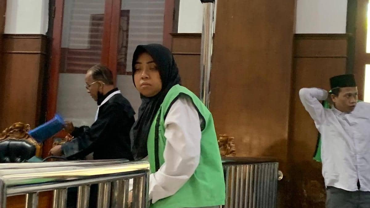 Perempuan di Surabaya Sewa Excavator Robohkan Rumah Dinas Bea Cukai