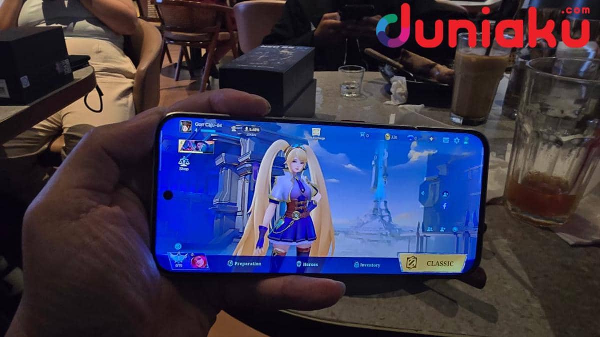 Seseorang memegang ponsel nubia Neo 5 GT Special Edition yang menampilkan permainan dengan karakter animasi di layar.