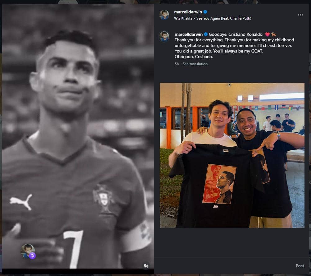 Seorang pesepak bola mengenakan seragam tim nasional Portugal dan dua pria berpose sambil memegang kaus bergambar dirinya.