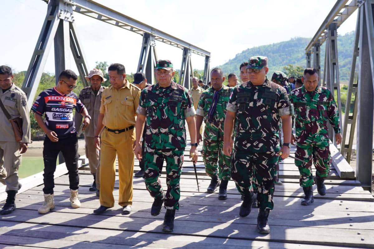 Sejumlah anggota TNI bersama pejabat daerah meninjau pembangunan jembatan di Amfoang, Kabupaten Kupang, Nusa Tenggara Timur.