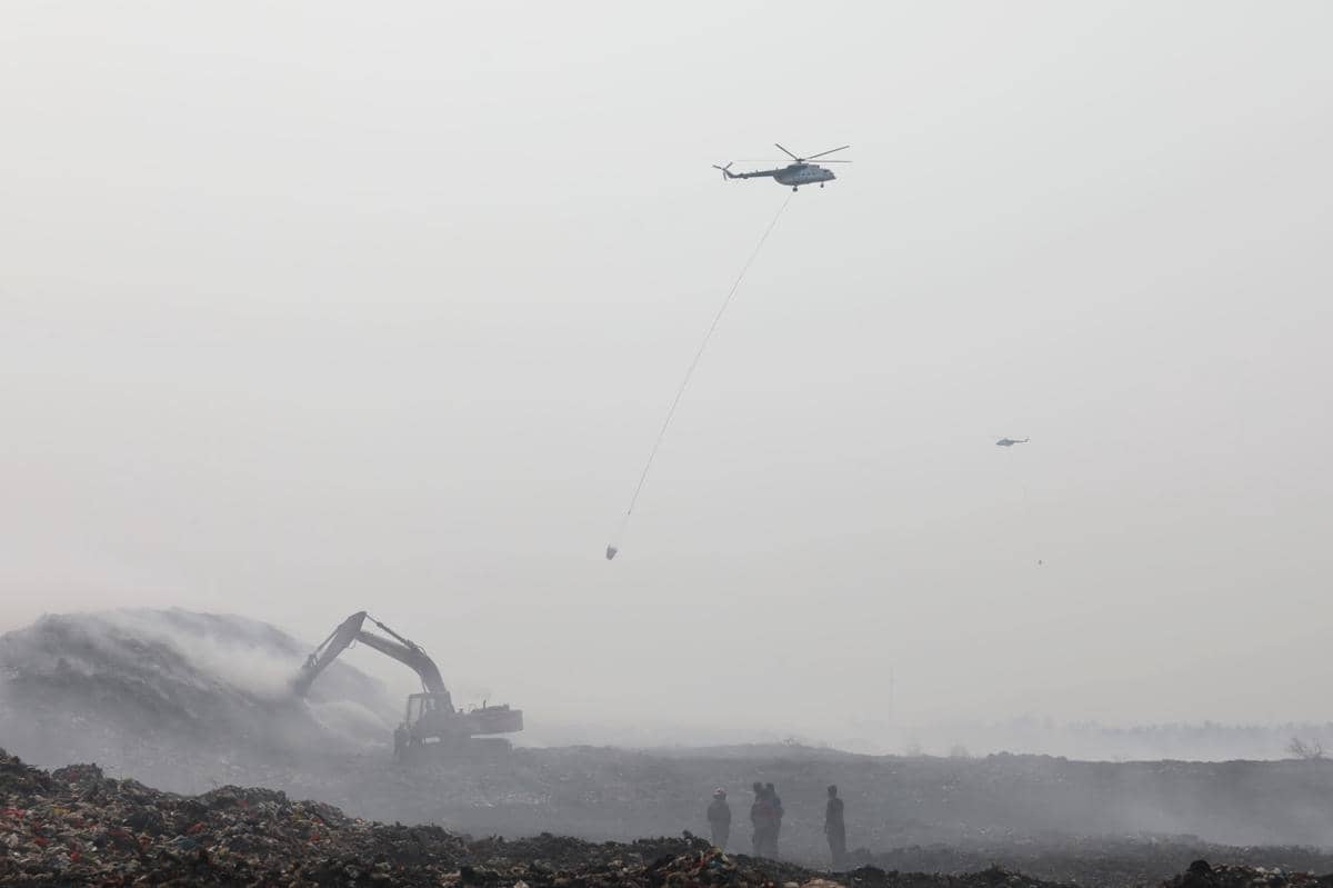 Helikopter water bombing melaksanakan pemadaman kebakaran TPA Jatiwaringin melalui udara pada Senin (6/7).