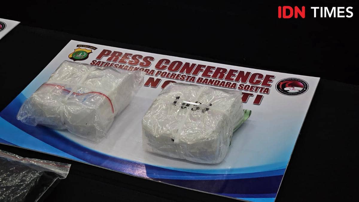 Dua paket sabu yang dibungkus plastik bening dipajang di atas meja dalam konferensi pers Polresta Bandara Soetta terkait pengiriman ke Kendari.