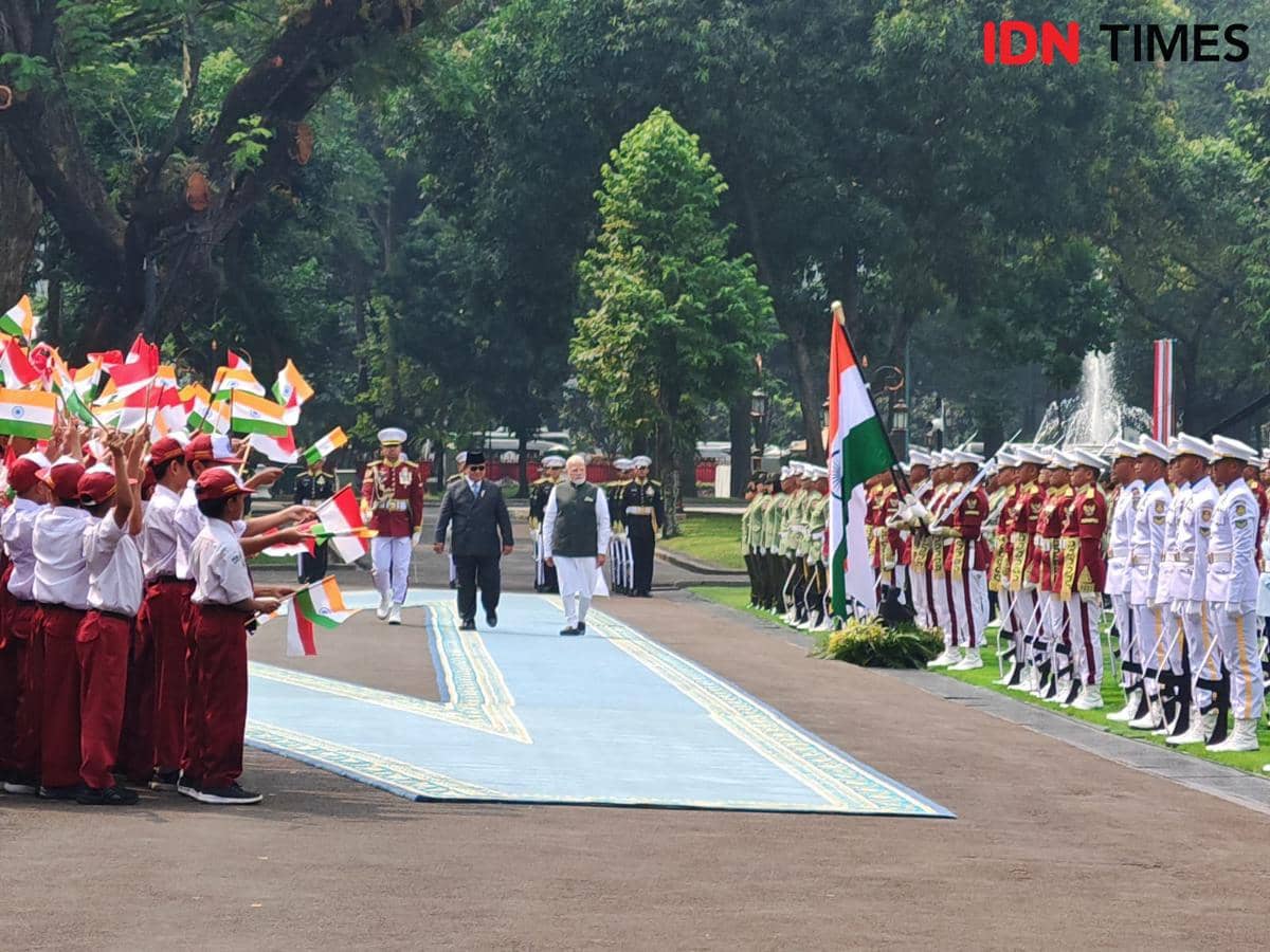 Berpelukan, Prabowo Sambut PM India Narendra Modi di Istana Merdeka