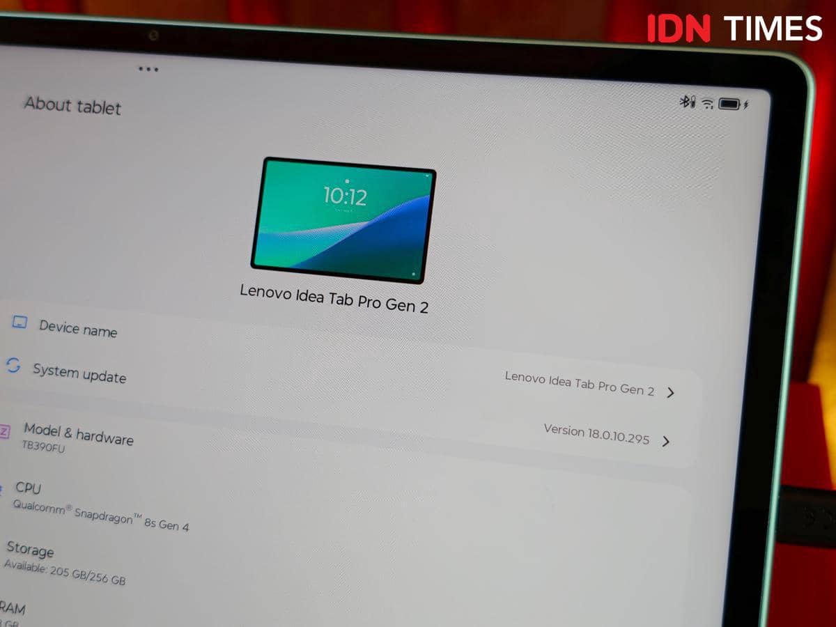 Layar tablet Lenovo Idea Tab Pro Gen 2 menampilkan informasi perangkat dan sistem pembaruan dengan antarmuka yang bersih dan modern.