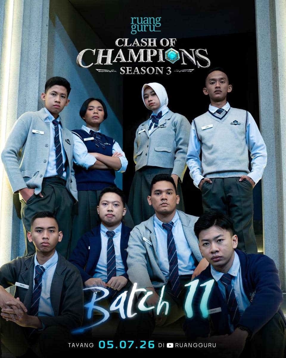 Tujuh peserta Clash of Champions Season 3 batch 11 mengenakan seragam sekolah berdasi, berpose bersama di depan gedung dengan pencahayaan biru.