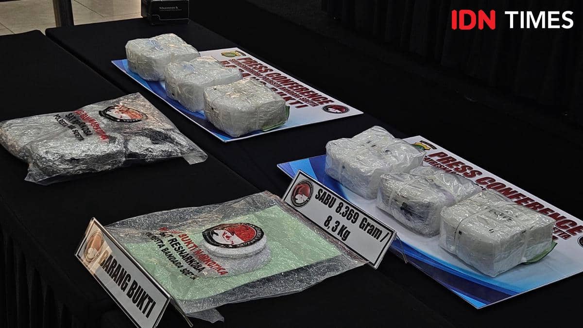Beberapa paket sabu seberat 8,3 kilogram dibungkus plastik bening dan dipajang sebagai barang bukti oleh Polresta Bandara Soetta.