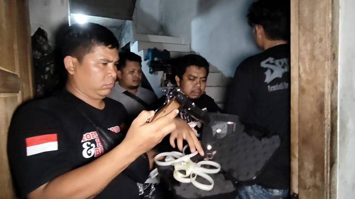 Petugas Polres Metro Tangerang Kota memeriksa barang bukti di sebuah ruangan saat penangkapan pelaku polisi gadungan yang memeras ibu rumah tangga.