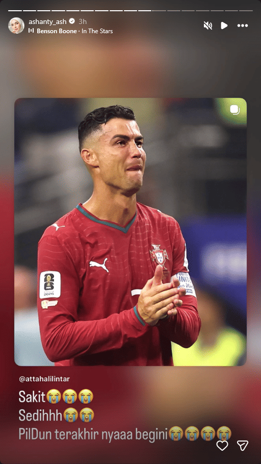 Seorang pemain sepak bola mengenakan seragam merah Portugal tampak emosional dan menahan air mata di lapangan setelah pertandingan.