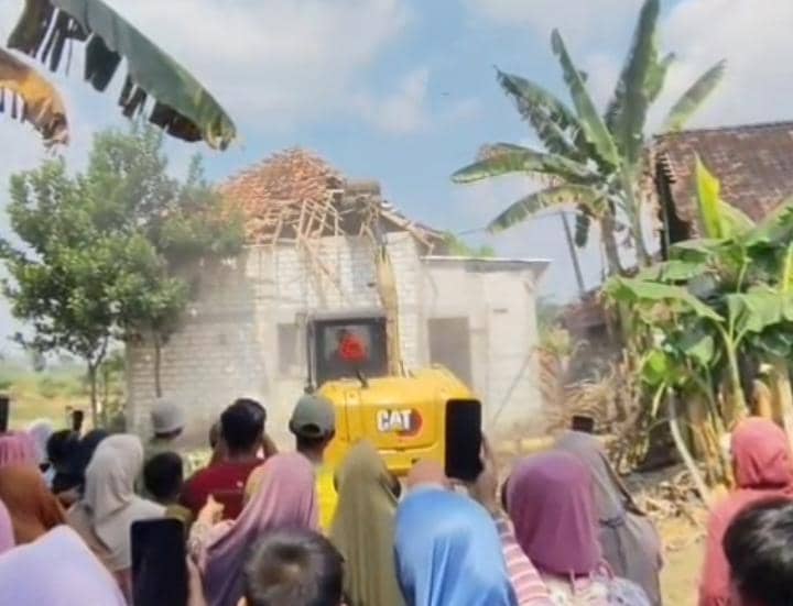 Gegara Suami Selingkuh, Perempuan Bojonegoro Robohkan Rumahnya