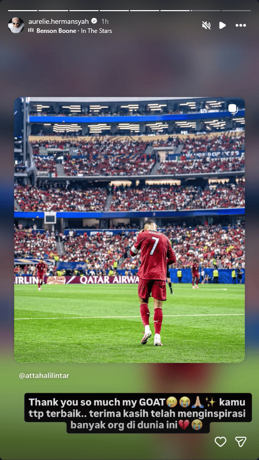 Seorang pemain sepak bola dengan seragam merah bernomor punggung 7 berjalan di lapangan stadion usai pertandingan Piala Dunia.