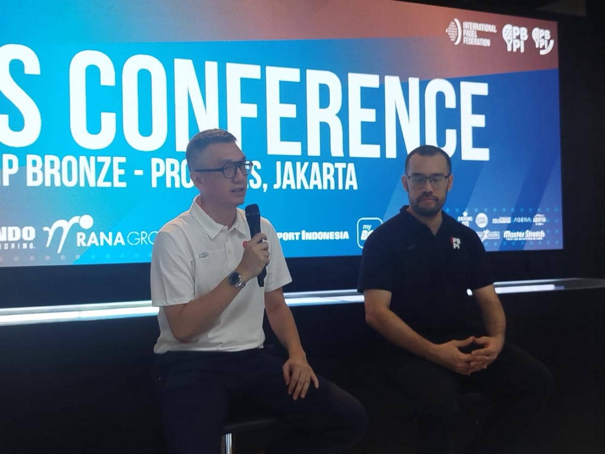 Dua pria duduk di depan layar besar bertuliskan FIP Bronze Promises Jakarta 2026 saat konferensi pers di Jakarta.