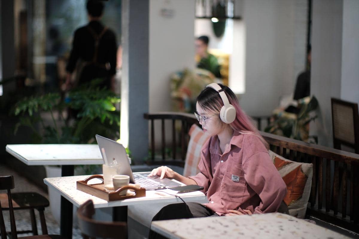 ilustrasi work from cafe