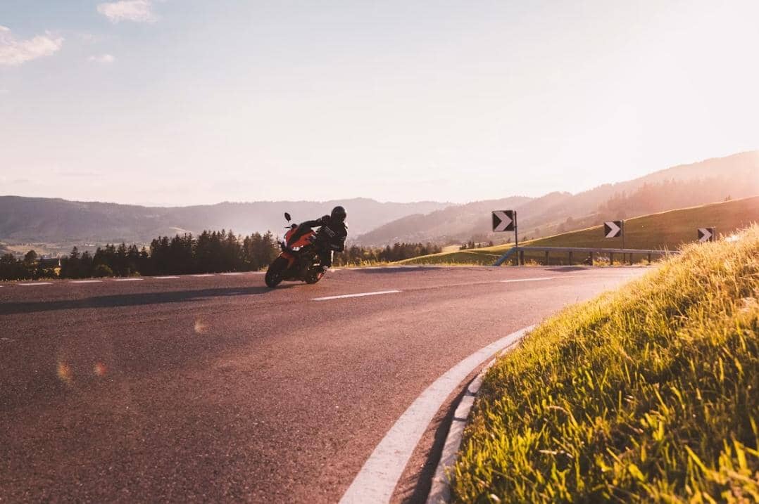 ilustrasi berkendara motor