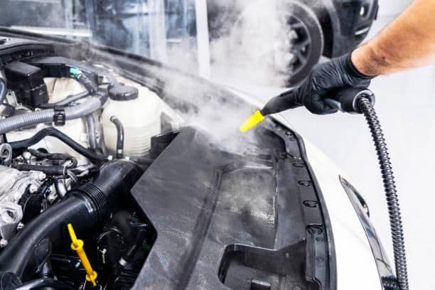 Cara Aman Mencuci Mesin Mobil, Bolehkah Disemprot Air?