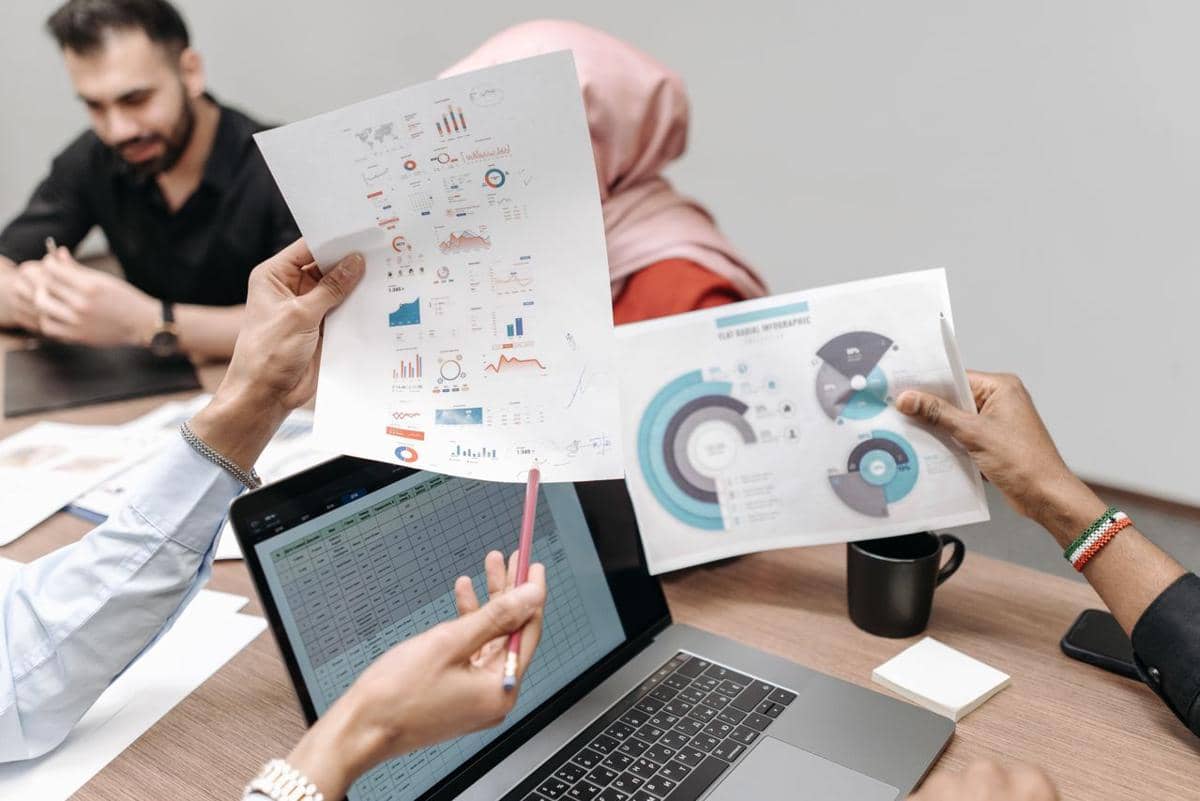 ilustrasi sebuah tim menganalisis grafik dan data selama rapat bisnis