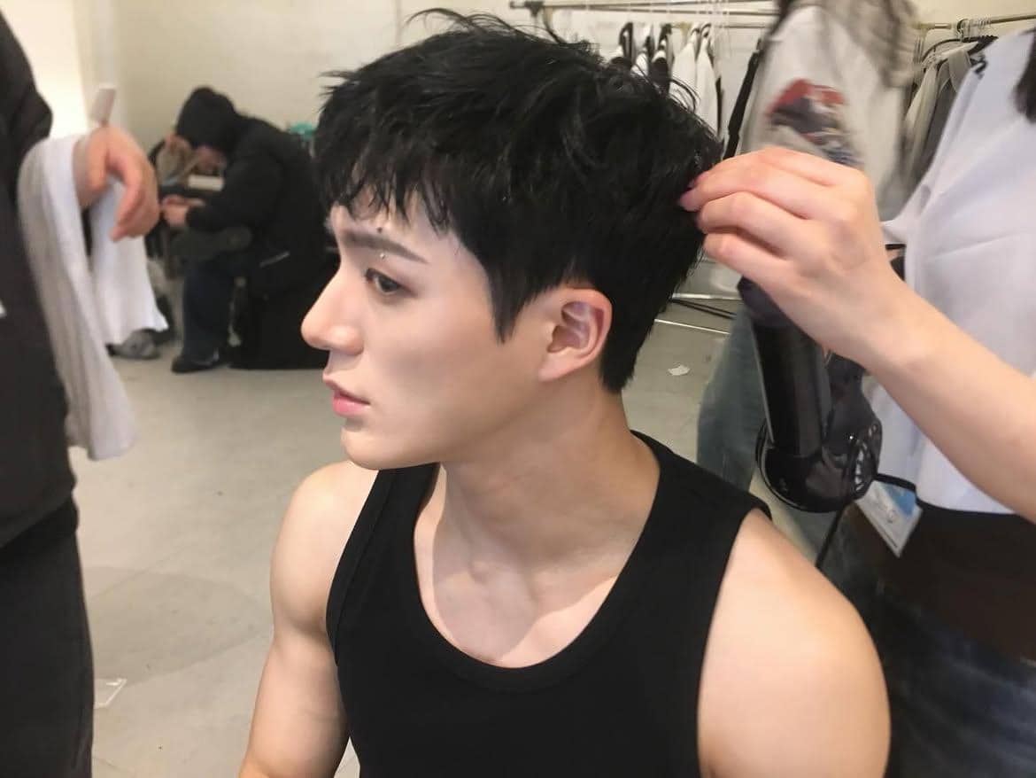 5 Idol KPop Pria yang Punya Bulu Mata Indah