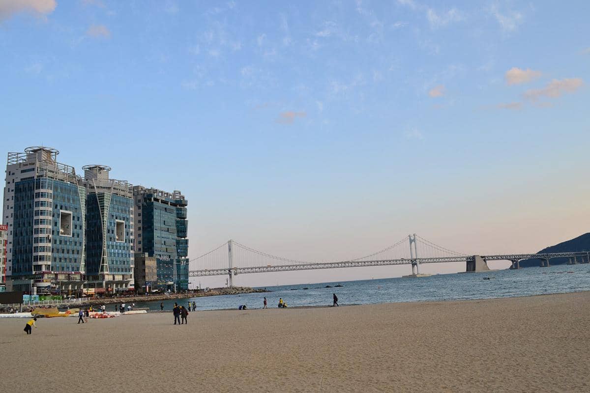 ilustrasi Pantai Gwangalli