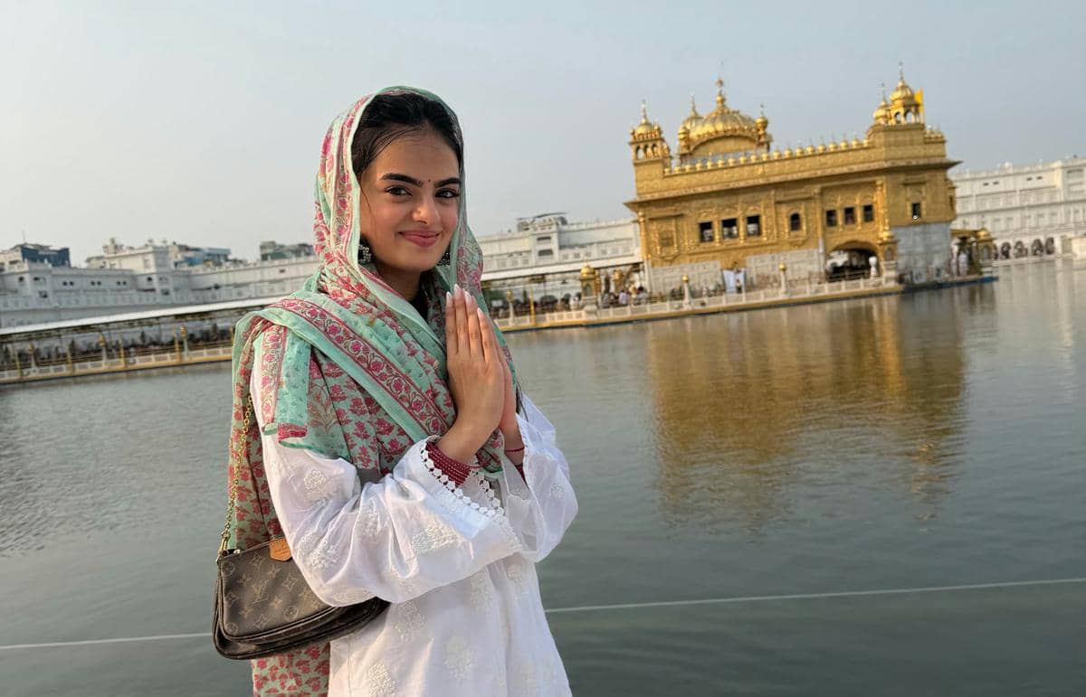 9 Momen Ruhaanika Dhawan Berkunjung ke Kuil Emas Amritsar, Khidmat Pol