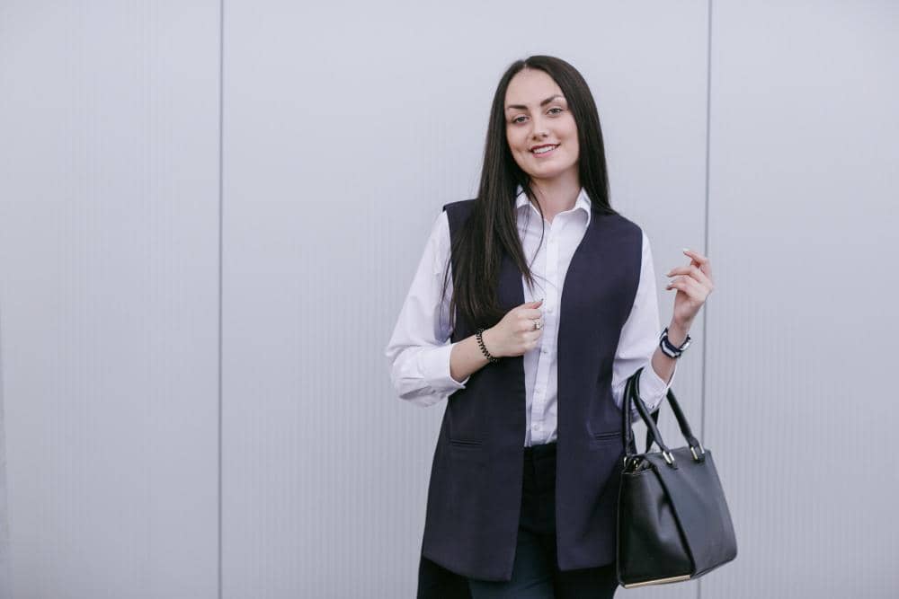 ilustrasi perempuan tampil elegan