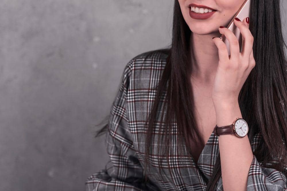 ilustrasi perempuan menggunakan jam tangan