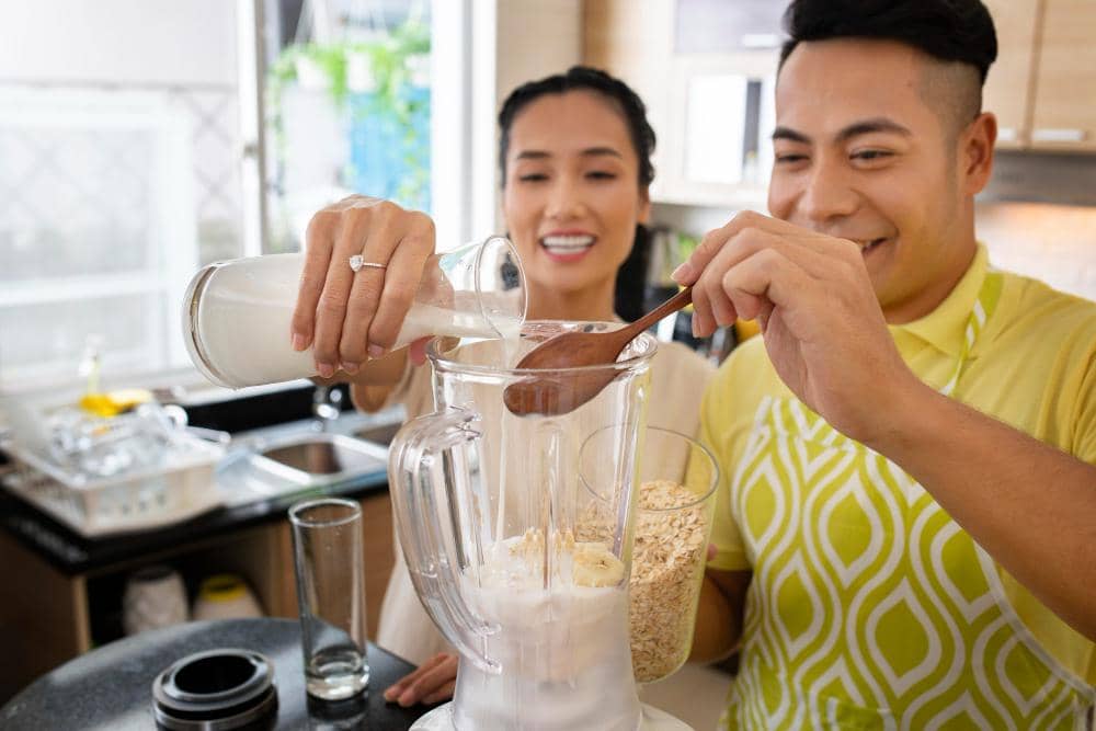 Ilustrasi proses membuat smoothie dengan bahan buah segar dan minuman bertekstur halus dalam gelas saji.