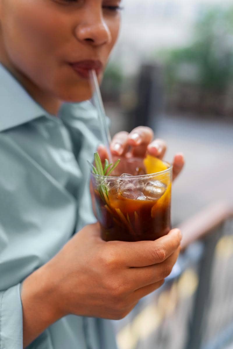 ilustrasi minum es teh