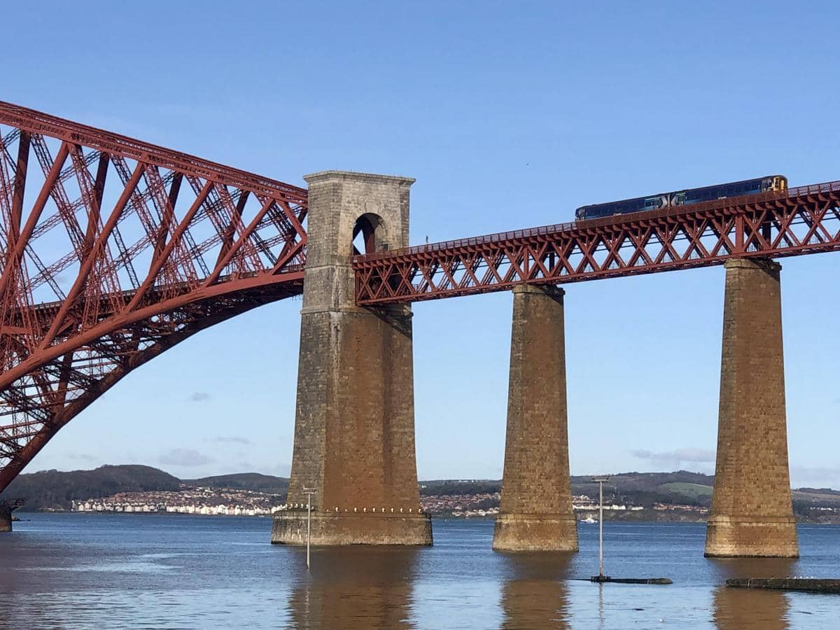 Forth Bridge masih aktif dilalui kereta api hingga kini