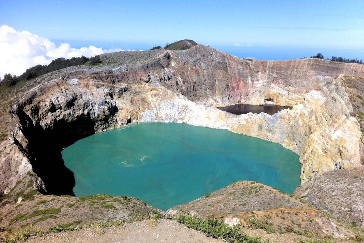 salah satu dari Danau Tiga Warna di Gunung Kelimutu, Nusa Tenggara Timu