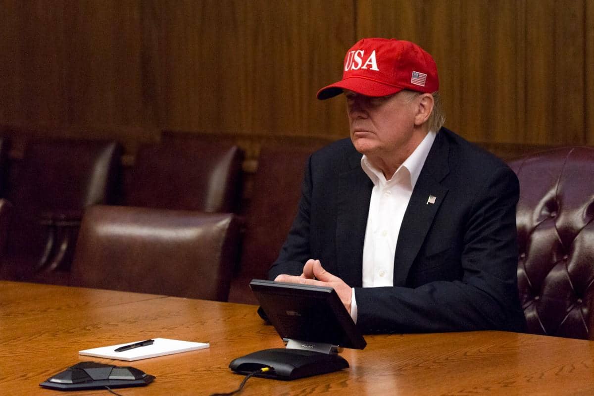 Trump Ngamuk, Sebut Iran 'Sampah' usai Serang Kapal di Selat Hormuz