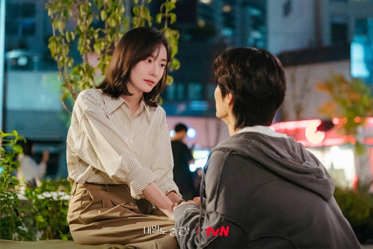 Cuplikan drama Korea See You at Work Tomorrow