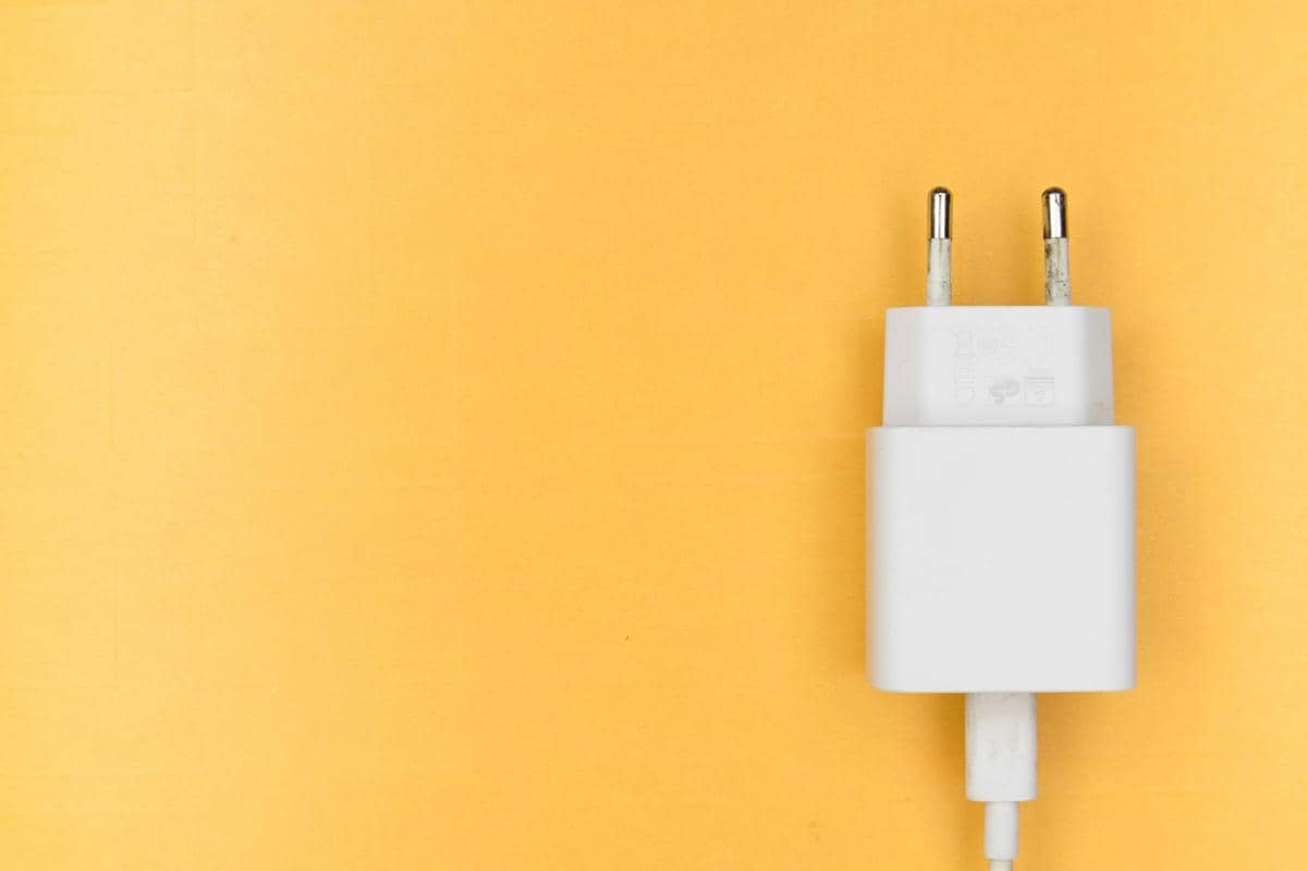 ilustrasi charger HP