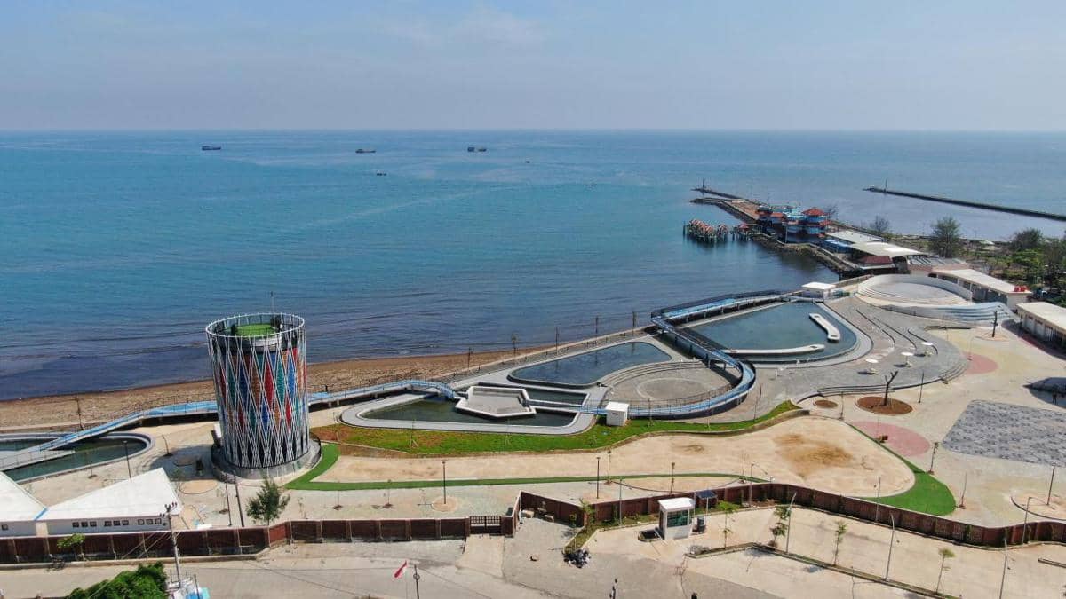 Pemandangan udara Pantai Pasir Kencana sebagai salah satu rekomendasi tempat wisata di Pekalongan 2026.