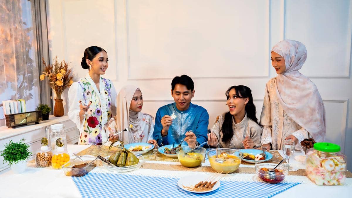Ilustrasi sedang menikmati makanan bersama-sama
