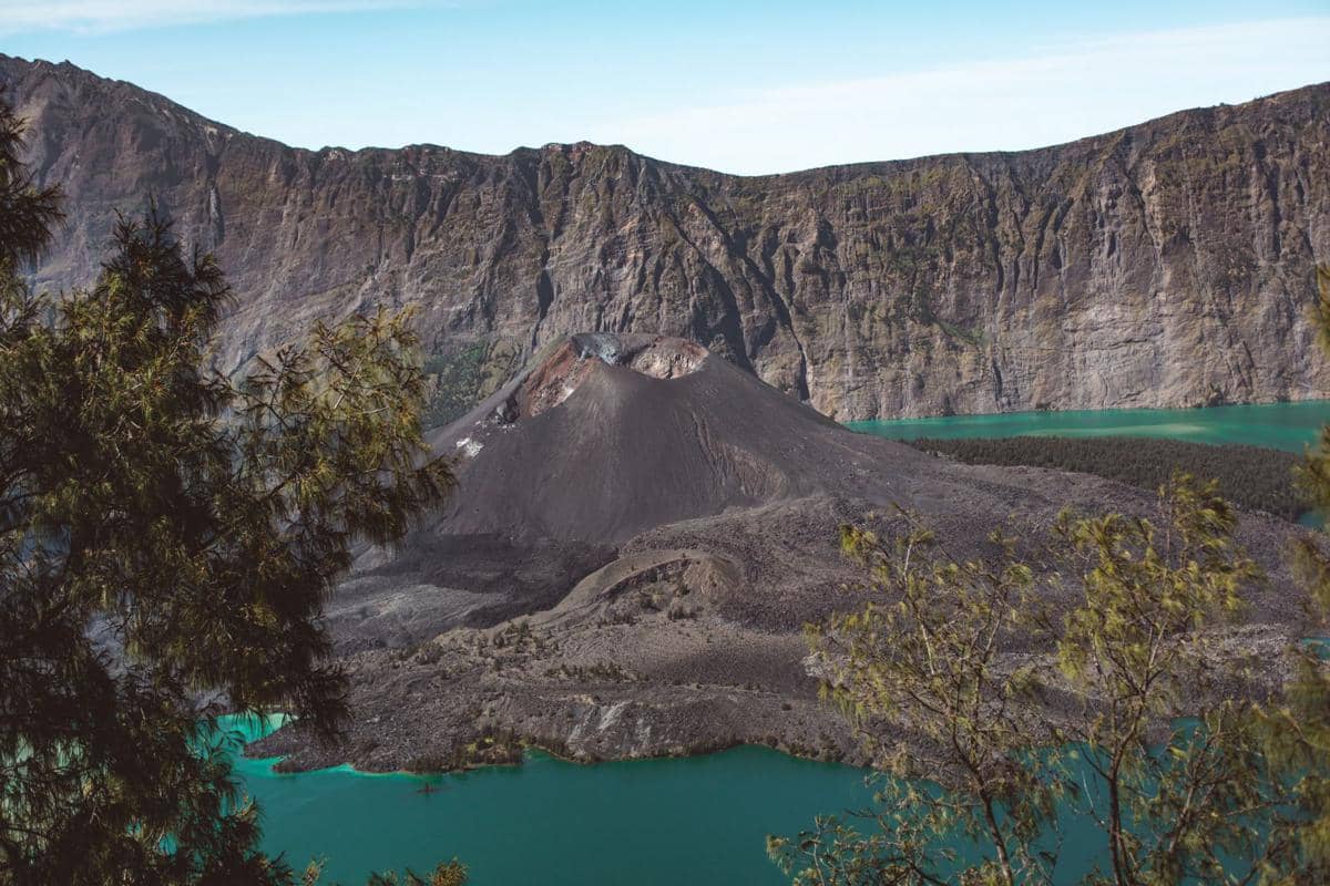 Danau Segara Anak di Gunung Rinjani, Nusa Tenggara Barat 