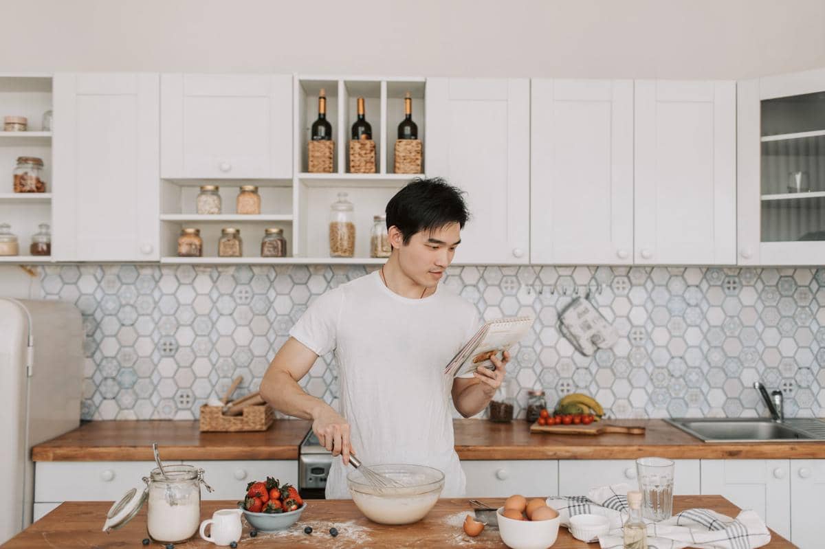 Ilustrasi seseorang sedang memasak
