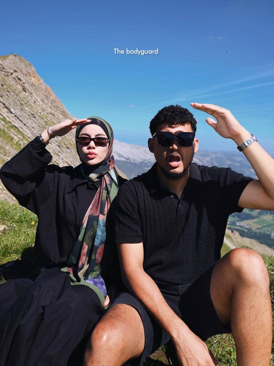 Emy Aghnia naik kereta uap di pegunungan Swiss