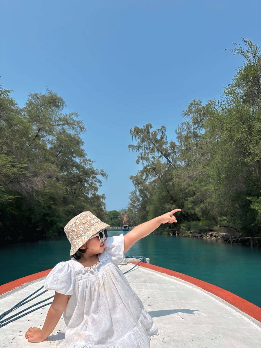 Shanty Denny ajak anak liburan di Kepulauan Seribu