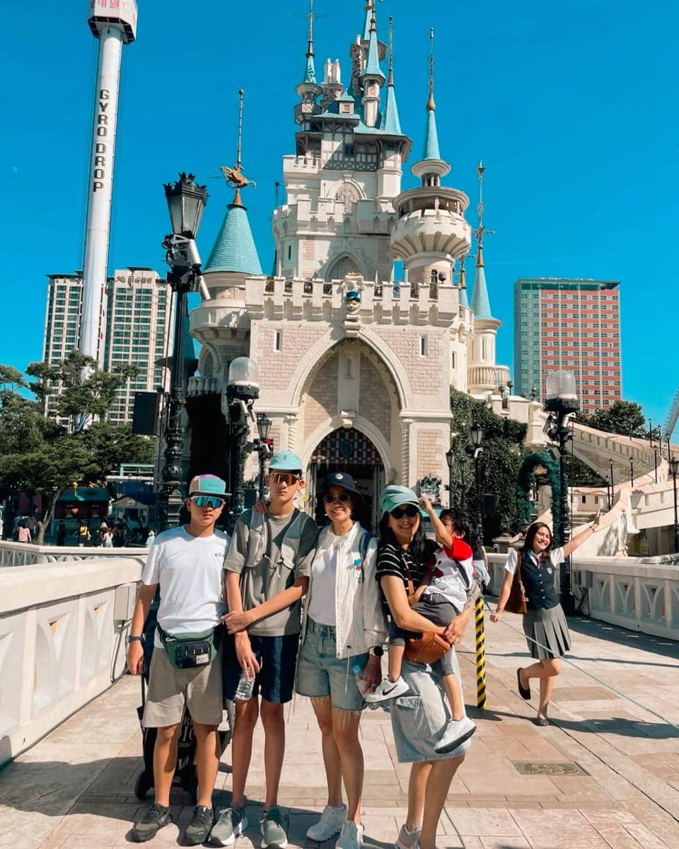 Keluarga Marcella Zalianty liburan di Lotte World, Korsel