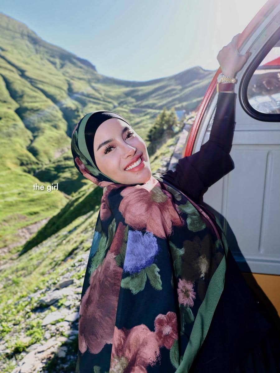 Emy Aghnia naik kereta uap di pegunungan Swiss