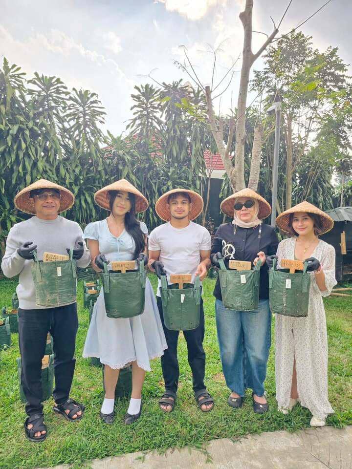Prilly Latuconsina dan keluarga liburan di Puncak