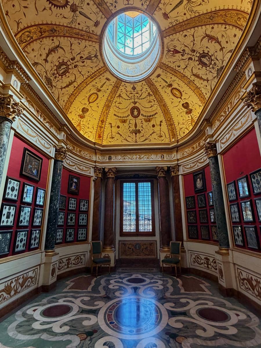 Febby Rastanty berkunjung ke museum saat di Florence