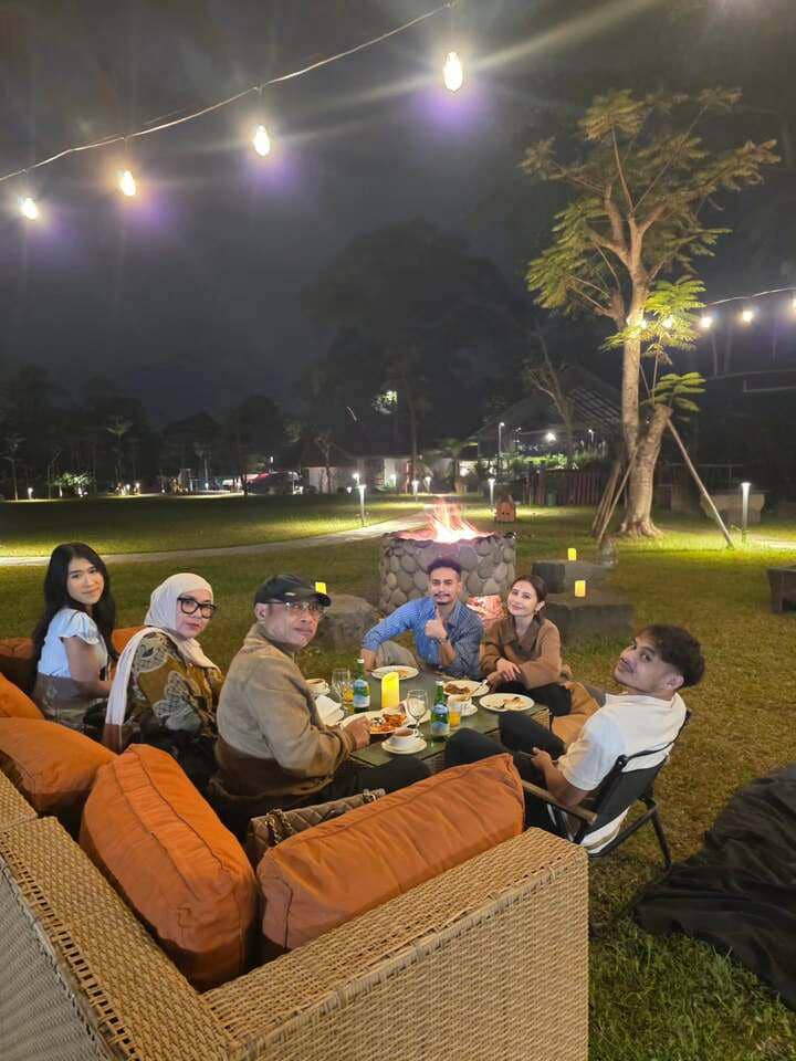 Prilly Latuconsina dan keluarga liburan di Puncak