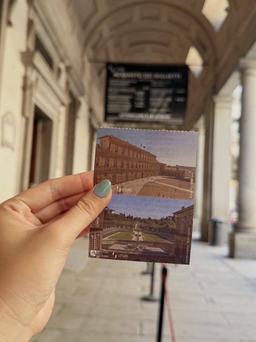 Febby Rastanty berkunjung ke museum saat di Florence