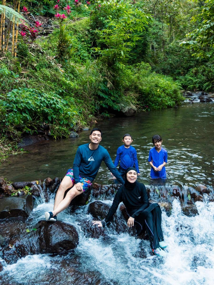 Keluarga Nycta Gina main di wisata alam Banyuwangi