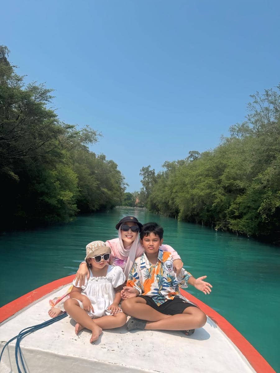 Shanty Denny ajak anak liburan di Kepulauan Seribu